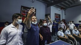Bakan Kasapoğlu Abdullah Öztürk’ün ailesini tebrik etti
