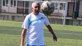 72 yaşındaki amatör futbolcu ara verdiği futbola geri döndü