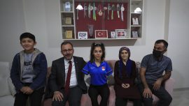 Bakan Kasapoğlu’ndan paralimpik milli yüzücü Sevilay Öztürk’e ziyaret