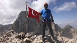 Sırtında 3 metrelik direkle çıktığı zirvelerde Türk bayrağını dalgalandırdı