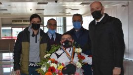 Dünya üçüncüsü bilek güreşçisine çiçekli karşılama
