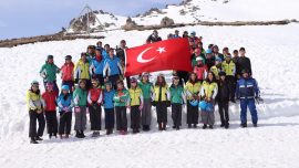 Sivas’ta kırsaldaki çocuklar kayakla tanışıyor