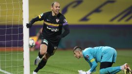 Umut Bulut gençlere taş çıkartıyor