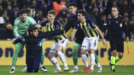 Fenerbahçe-Trabzonspor maçında sahaya taraftar girdi