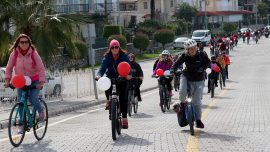 Kadınlar süslü bisikletleriyle pedal çevirdi