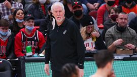 Spurs’ün başantrenörü Popovich NBA rekorunu egale etti