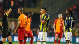Derbide kartlar havada uçuşuyor