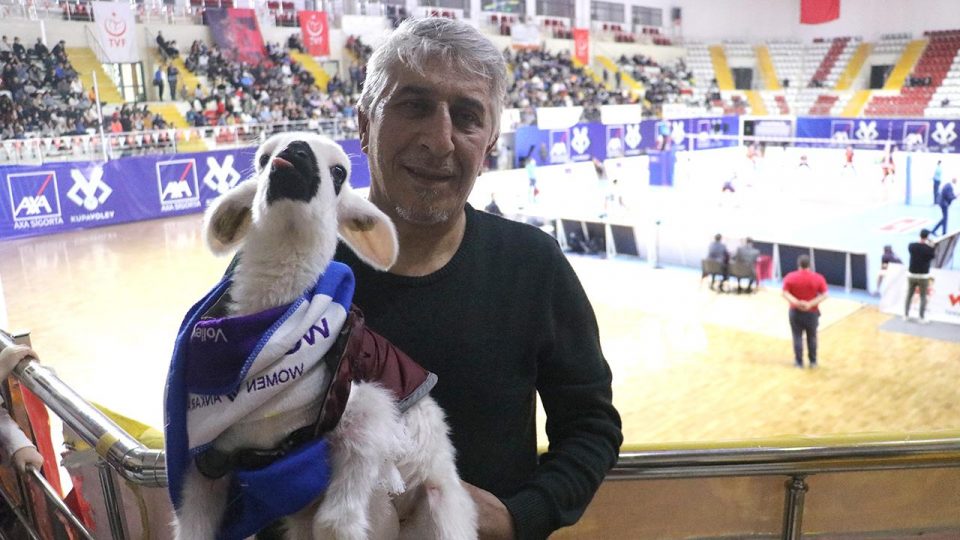 Final maçını kuzusuyla birlikte izledi