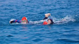 Otizmli sporcu Tuna Tunca Sakız’dan Çeşme’ye yüzdü