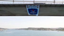 Anadolu Efes’in bayrağı boğaz köprülerine asıldı
