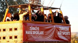 Bakan Kasapoğlu gençlerle balon turu yaptı