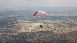 Mersin’de uçuş tutkunları paraşüt şenliğinde buluştu