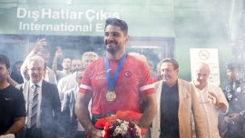 Taha Akgül Ankara’da çiçeklerle karşılandı