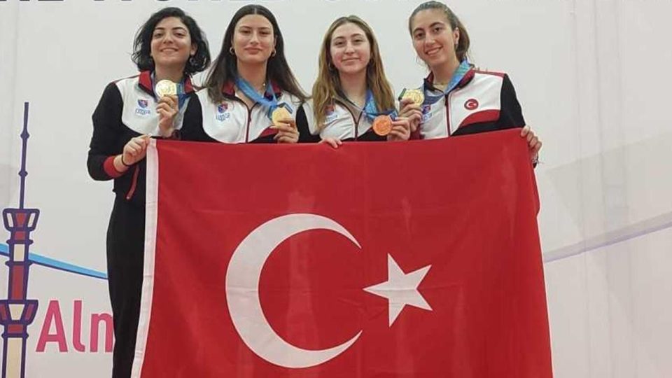 Genç Kadınlar Kılıç Milli Takımı Kazakistan’da şampiyon oldu