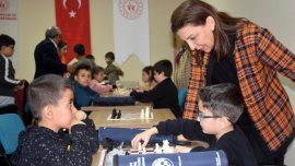 Karabük’teki depremzede çocuk ve gençlere satranç eğitimi veriliyor