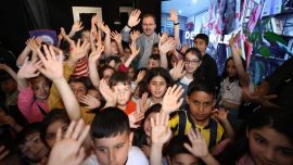 Bakan Kasapoğlu İzmir’de GSB tırında çocuklarla bayramlaştı