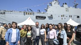 Bakan Kasapoğlu İzmir’e demirleyen TCG Anadolu’yu ziyaret etti