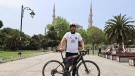 Bisikletle hacca gitmek için yola çıkan Fransız yazar İstanbul’da