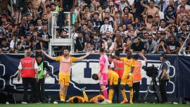 Fransa’da Bordeaux-Rodez maçı taraftarın futbolcuya saldırması nedeniyle tatil edildi
