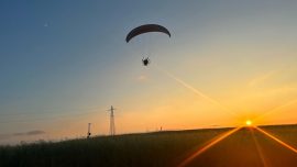 58 yaşında öğrendiği paramotorla 10 yıldır tutkuyla uçuyor