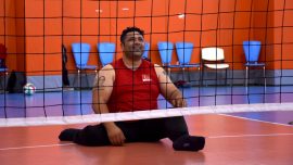 Tavsiyeyle başladığı oturarak voleybolda milli takımın başarısı için ter döküyor
