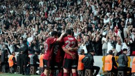 Beşiktaş’ta galibiyete rağmen ‘istifa’ sesleri