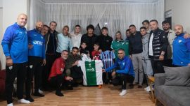 Bursasporlular yüzüne biber gazı sıkılan Yusuf Emir’i ziyaret etti