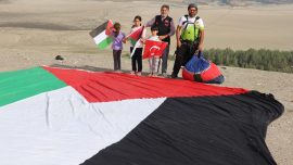 Yamaç paraşütü sporcusu Serdar Gülşen Filistin bayrağıyla atlayış yaptı
